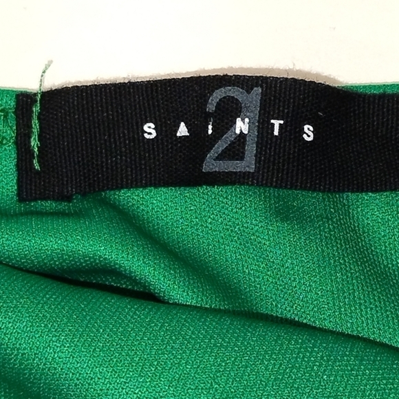 21 SAINTS - Vibrant Green Velvet Slip Dress with Spaghetti Straps – Bodycon Mini - Picture 3 of 4
